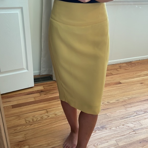 The Limited Mustard Yellow Pencil Skirt Size 2 - Picture 4 of 6